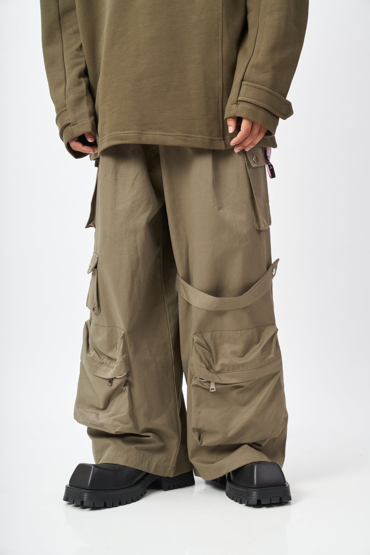 Oversized Multi-Pocket Utility Cargo Pants – Olive